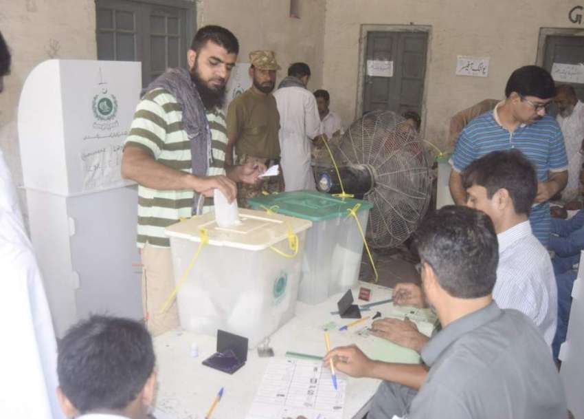 لاہور: عام انتخابات 2018  کے موقع پر ایک شخص اپنا ووٹ کاسٹ کر ..