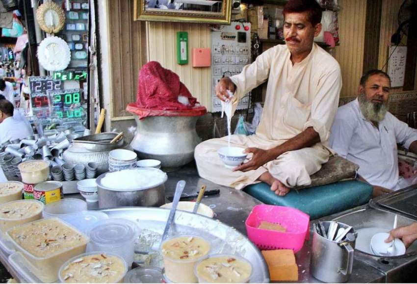 پشاور: دکاندار روایتی پشاوری فالودہ فروخت کر رہا ہے۔