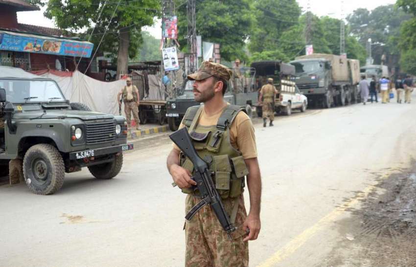 لاہور: پاک فوج کے جوان انتخابات کے سلسلے میں فرائض سرانجام ..