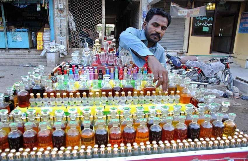 حیدر آباد: ریڑھی بان فروخت کے لیے مختلف اقسام کے مشروبات ..