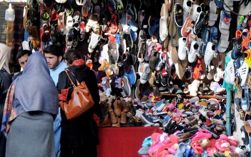 راولپنڈی: خواتین ایک دکان سے جوتوں کی خریداری میں مصروف ..