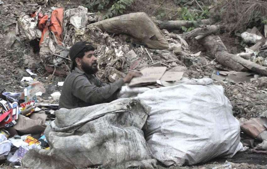 اسلام آباد: خانہ بدوش شخص کچرے کے ڈھیر سے کار آمد اشیاء تلاش ..