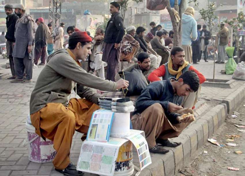 لاہور: ایک رنگ ساز بھاٹی چوک میں رزق کی تلاش میں فٹ پاتھ پر ..