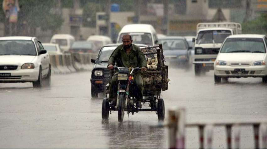 راولپنڈی: ایک چنگچی رکشے والا دوران بارش اپنی منزل کی طرف ..