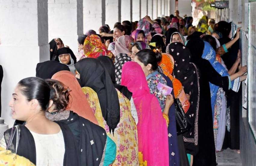راولپنڈی: عام انتخابات 2018  کے موقع پر خواتین ووٹ کاسٹ کرنے ..