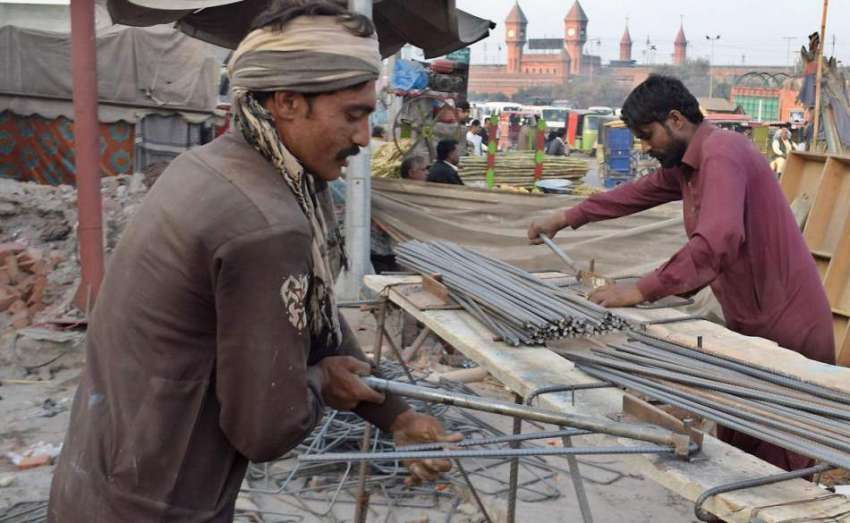 لاہور: ریلوے اسٹیشن کے سامنے مزدور بے گھر افراد کے لیے پناہ ..