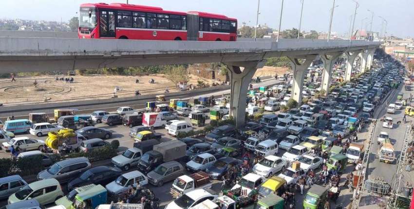 راولپنڈی: مری روڈ پر بد ترین ٹریفک جام کا منظر۔