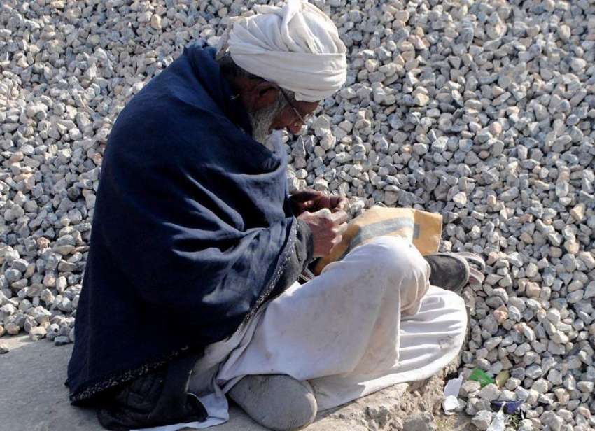 راولپنڈی: ایک معمر شہری دھوپ میں بیٹھا ہے