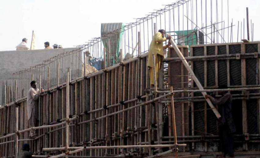 اسلام آباد: سگنل فری ایکسپریس وے کے تعمیراتی کام میں مزدور ..