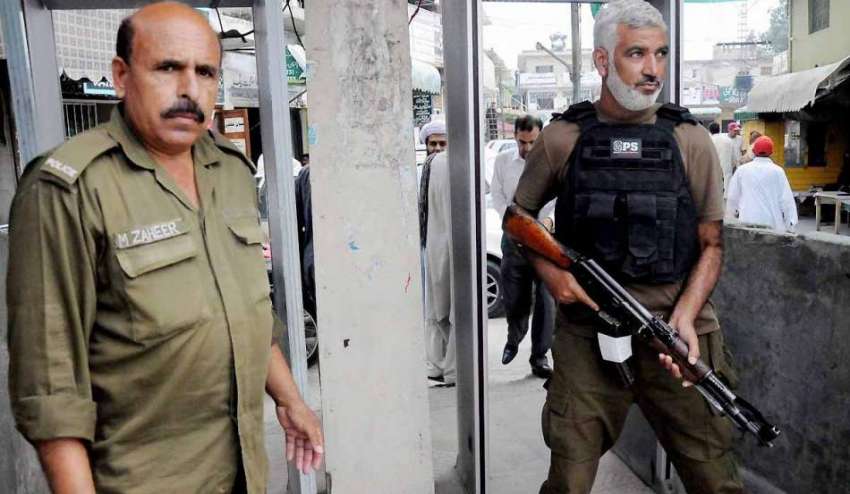 راولپنڈی: احاطہ کچہری کے داخلی گیٹ پر پولیس اہلکار الرٹ ..
