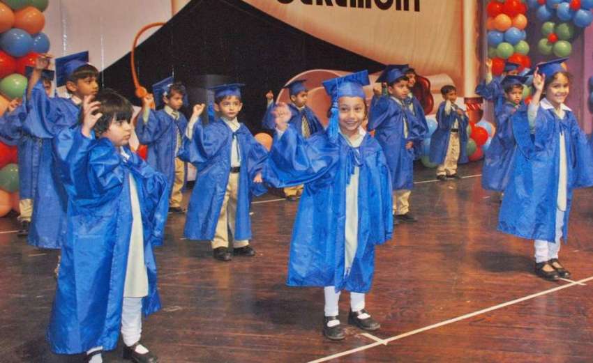 لاہور: نجی سکول میں سالانہ تقریب تقسیم انعامات کے موقع پر ..