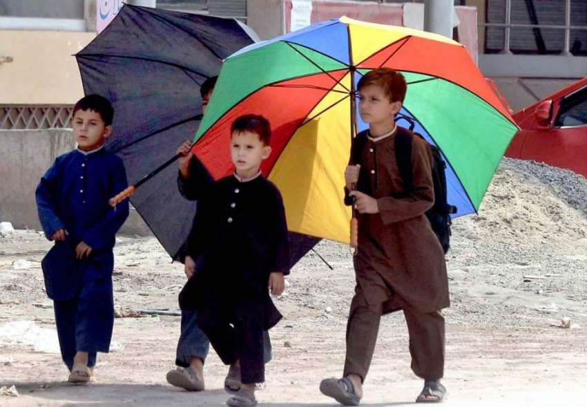 راولپنڈی: بچے ٹیوشن سے چھٹی کے بعد چھتری تانے گھروں کو جا ..