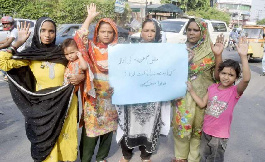 لاہور: اچھرہ کی رہائشی خواتین اپنے مطالبات کے حق میں پریس ..