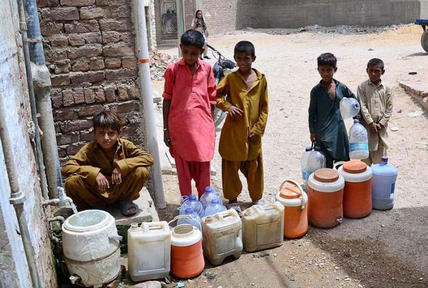 حیدر آباد: صاف پانی کی کمی کے باعث بچے دور دراز سے پانی بھرنے ..