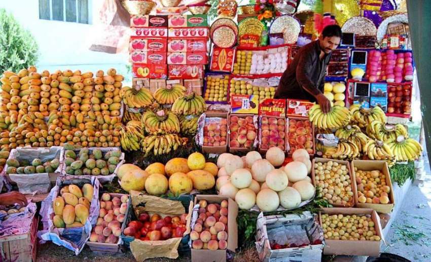 اسلام آباد: دکاندار فروخت کے لیے تازہ پھل سجا رہا ہے۔