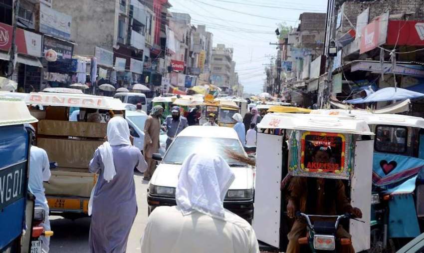 اٹک: کمیٹی چوک میں ٹریفک جام کے باعث شہری شدید گرمی میں نڈھال ..