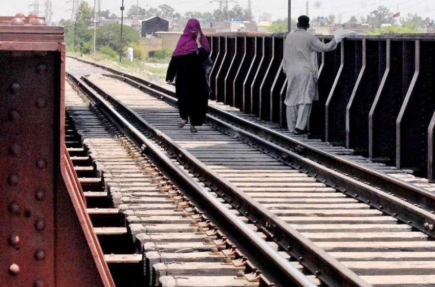راولپنڈی: مریض چوک ریلوے ٹریک سے خواتان خطرناک انداز سے ..
