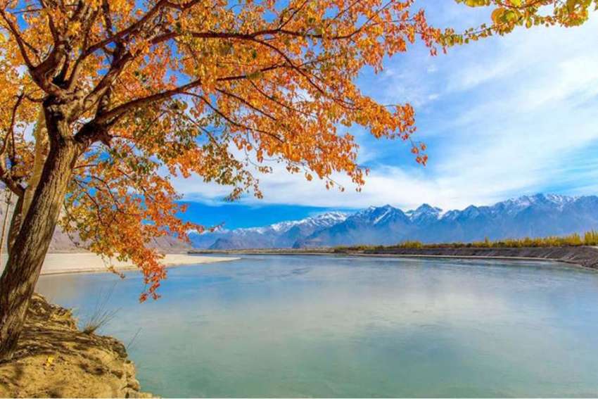 سکردو: دریائے انڈس کے کنارے موسم خزاں کا منظر۔