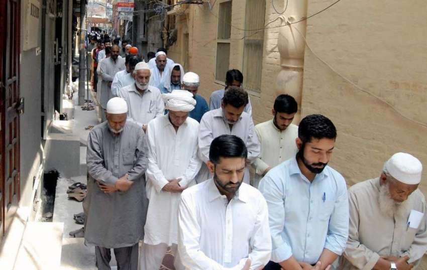راولپنڈی: کالج روڈ مسجد میں گنجائش نہ ہونے کے سبب شہری گلی ..