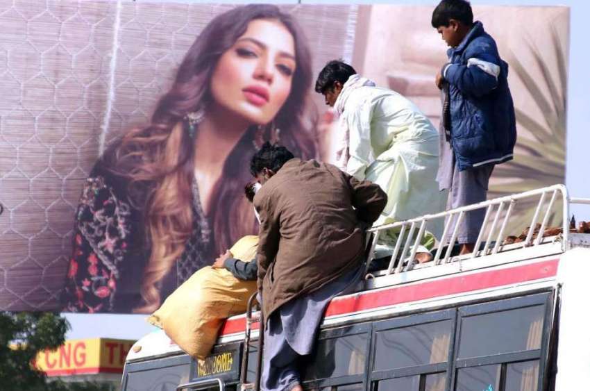 حیدر آباد: مسافر بس کی چھت سے سامان اتار رہا ہے۔