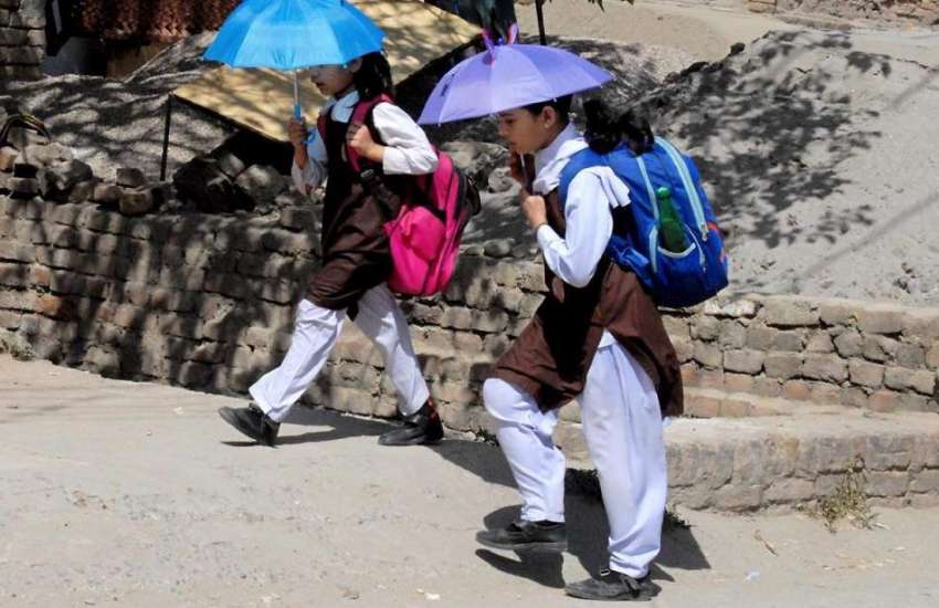 راولپنڈی: سکول جانیوالی طالبات نے دھوپ سے بچنے کے لیے چھتری ..