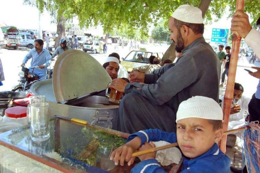 اسلام آباد: محنت کش سڑک کنارے شکر کا شربت فروخت کے لیے سٹال ..