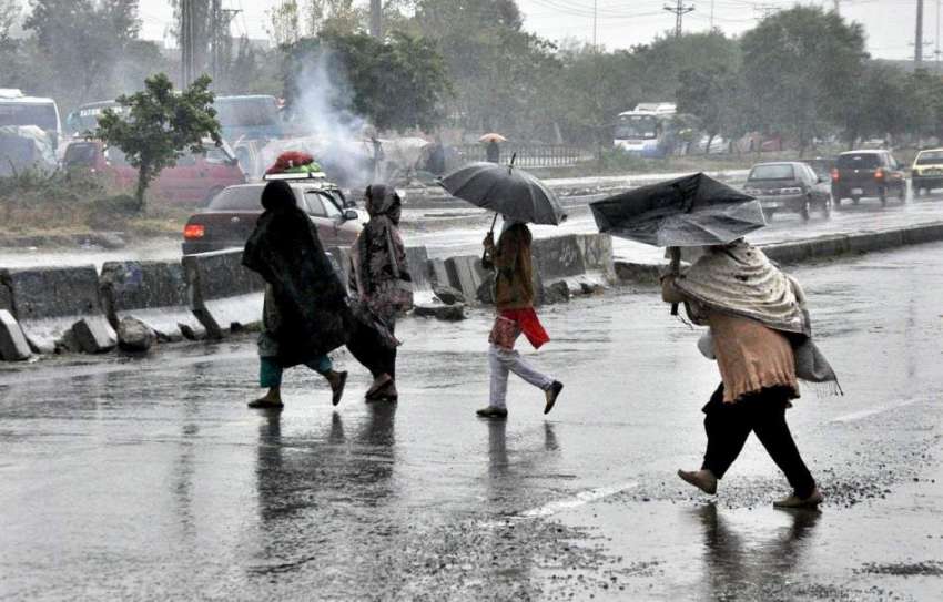 اسلام آباد: وفاقی دارالحکومت میں بارش سے بچنے کے لیے خواتین ..