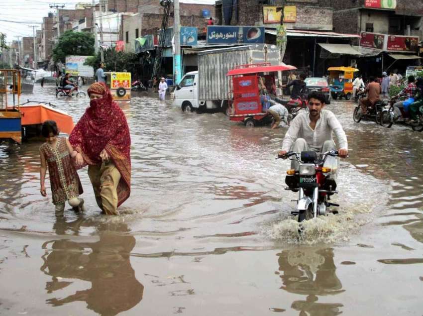 فیصل آباد: موٹر سائیکل سوار بارش کے بعد جمع ہونیوالے پانی ..