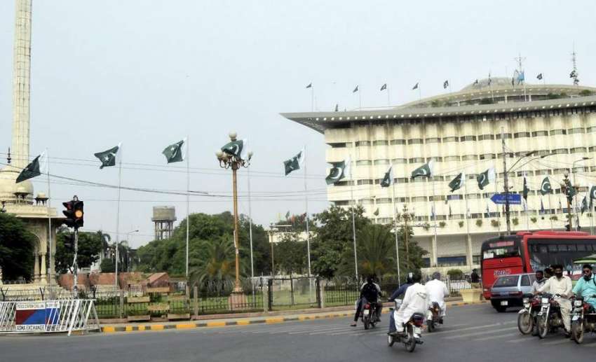 لاہور: یوم آزادی کی مناسبت سے قومی پرچم مال روڈ پر آویزاں ..