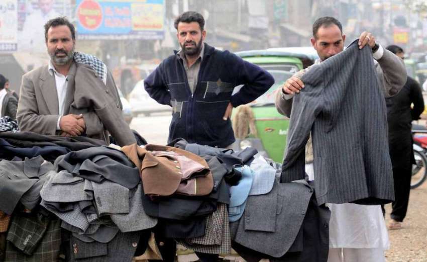 اسلام آباد: شہری بارش کے بعد موسم سرد ہونے پر کپڑے خرید رہے ..