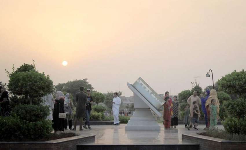 لاہور: گریٹر اقبال پارک میں غروب آفتاب کا خوبصورت منظر۔