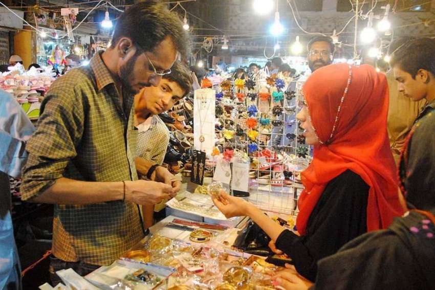 حیدر آباد: عید کی تیاریوں میں مصروف خواتین خریداری کر رہی ..