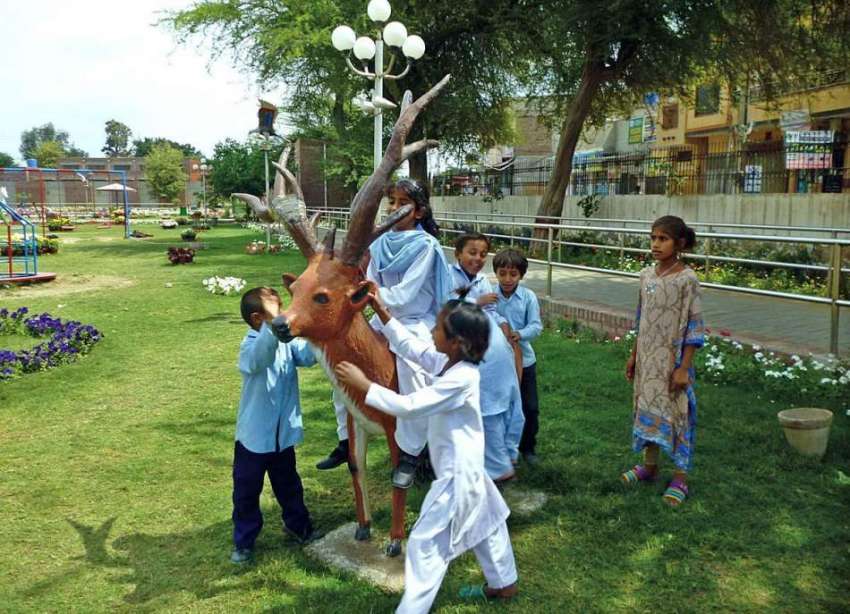 بہاولپور: مقامی پارک میں بچے کھیل کود میں مصروف ہیں۔