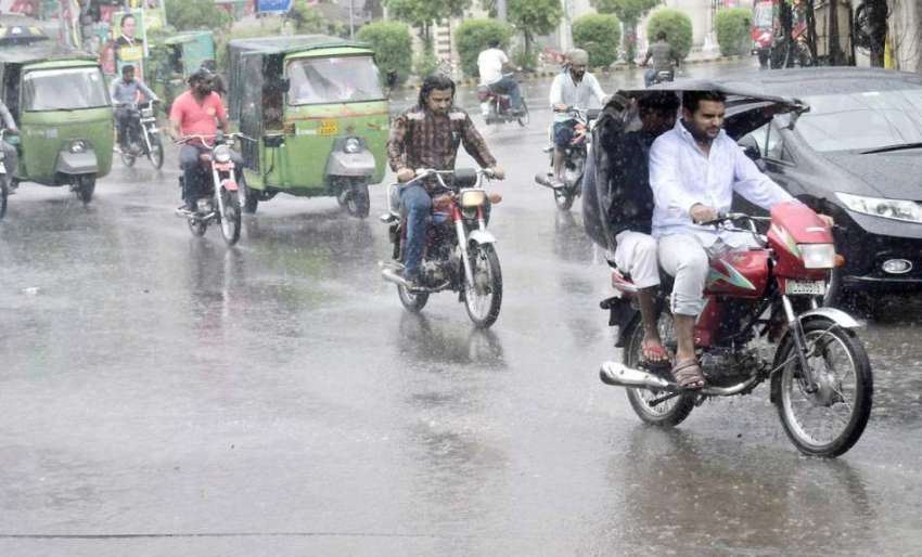 لاہور: شہر میں ہونیوالی بارش کے دوران ٹریفک رواں دواں ہے۔