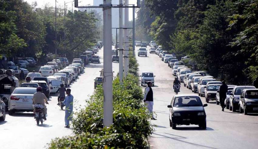 اسلام آباد: ایف سکس روڈ پر دفاتر کے باہر گاڑیاں پارک ہیں ..