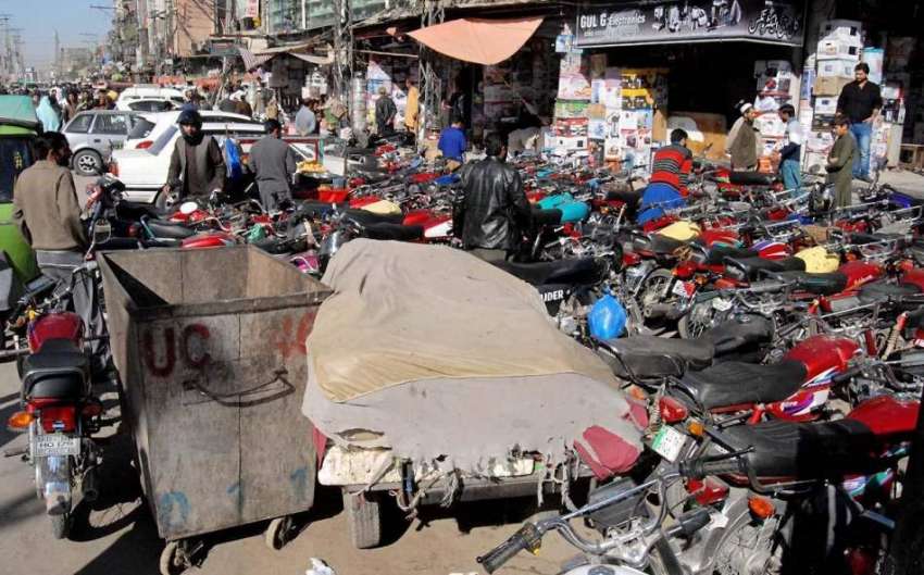 راولپنڈی راجہ بازار میں تجاوزات کے باعث پیدل چلنے والوں ..