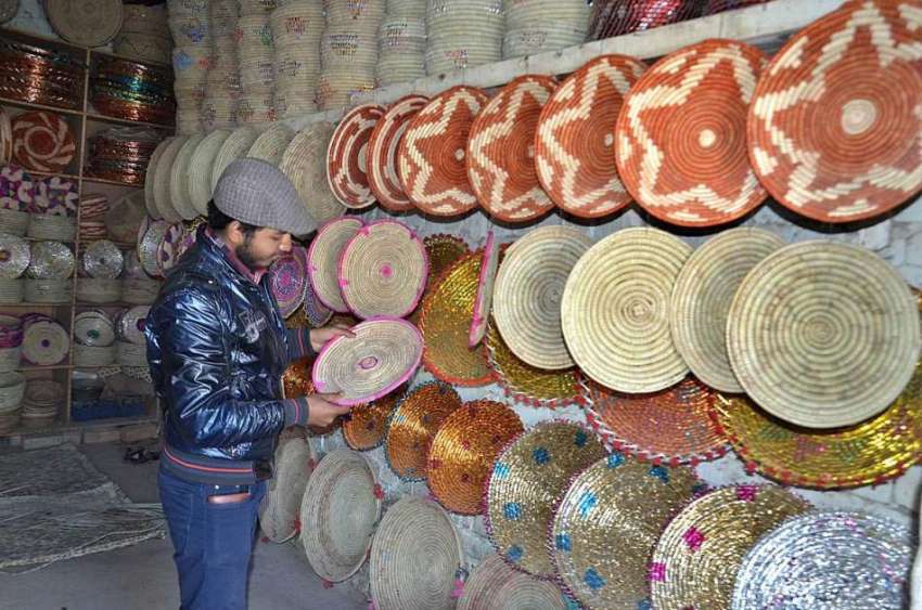 کوئٹہ: شہری ہاتھ سے بنی اشیاء خرید رہا ہے۔