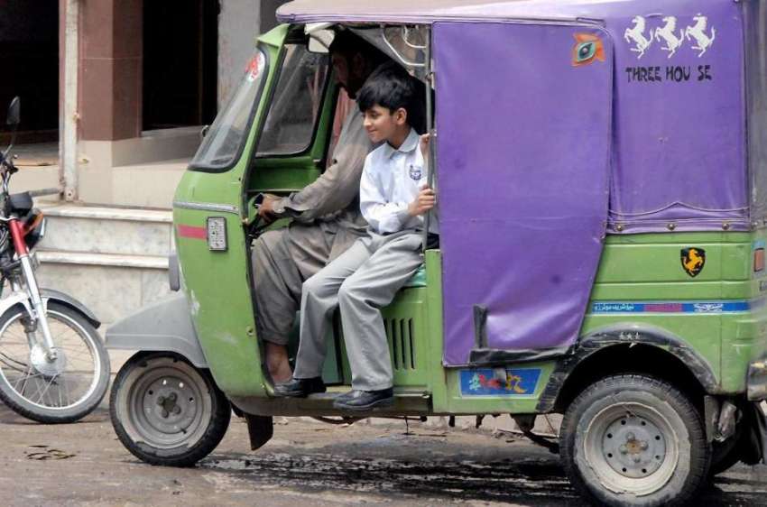 راولپنڈی: سکول سے چھٹی کے بعد ایک بچہ رکشہ میں خطرناک انداز ..