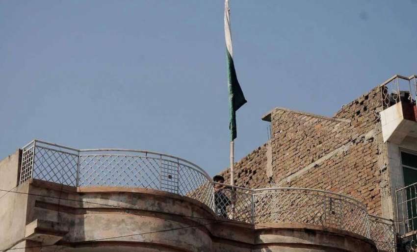 اسلام آباد: جشن آزادی کے حوالے سے شہری اپنی چھت پر سبز ہلالی ..