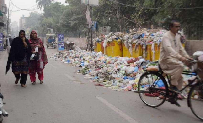 لاہور: باغبانپورہ حق نواز روڈ پر کوڑے کا ڈھیر لگا ہے۔