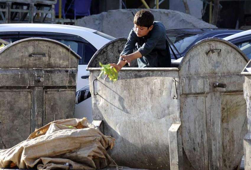 اسلام آباد: خانہ بدوش بچہ کچرے کے ڈھیر سے کار آمد اشیاء تلاش ..