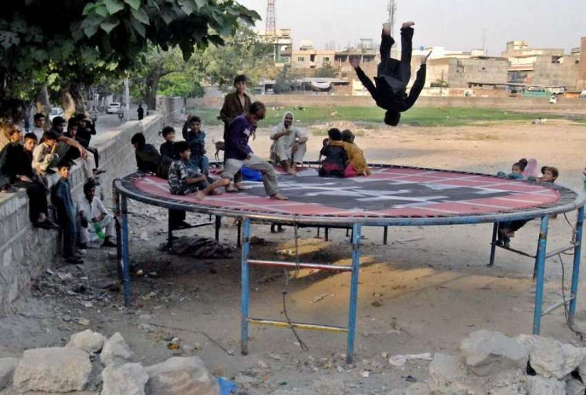 راولپنڈی: خیابان کے علاقہ میں خانہ بدوش بچے جھولوں سے محظوظ ..