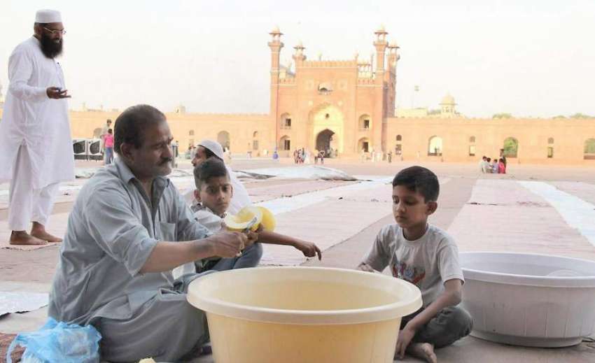 لاہور: تاریخی بادشاہی مسجد میں افطاری کے لیے تیاریاں کی ..