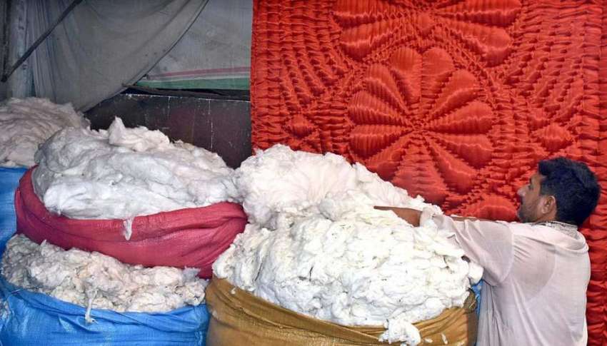 لاہور: مزدور گاہکوں کو متوجہ کرنے کے لیے روئی سجا رہا ہے۔
