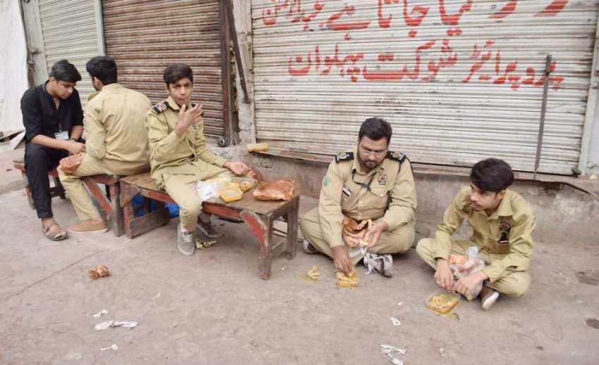 لاہور: شہدائے کربلا کے چہلم کے موقع پر جلوس میں سکیورٹی کے ..