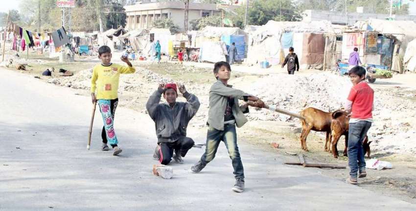 لاہور: ٹاؤن شپ میں خانہ بدوش بچے سڑک پر کھیل رہے ہیں۔