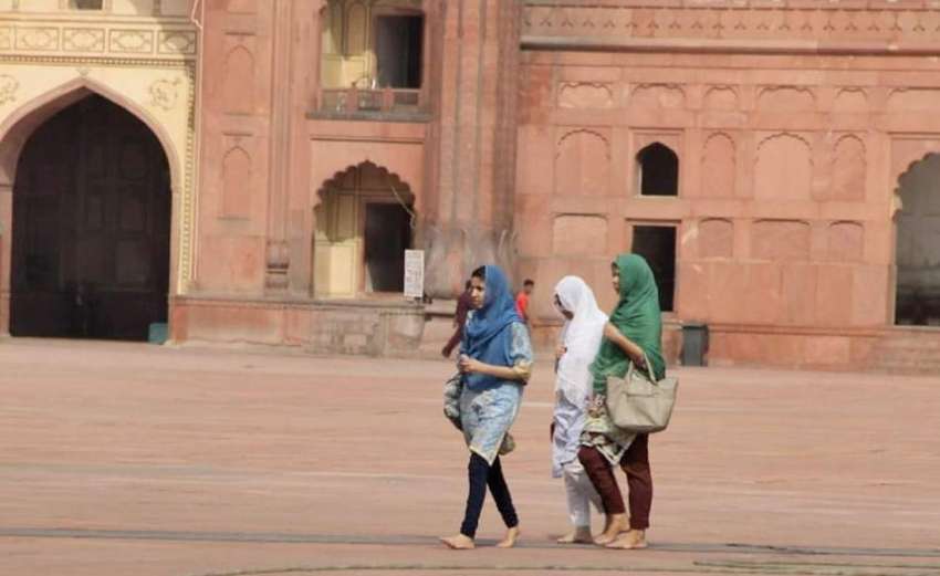 لاہور: خواتین بادشاہی مسجد مں ی نماز جمعہ کی ادائیگی کے لیے ..