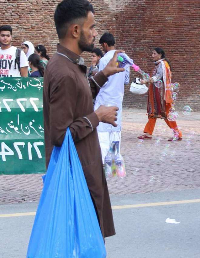 لاہور: بادشاہی مسجد کے باہر کھلونے فروخت کرنے والا شخص بچوں ..