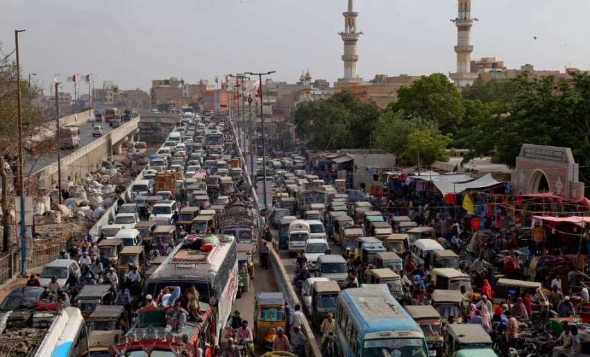 کراچی: لالو کھیت مارکیٹ میں شدید ٹریفک جام کا منظر۔کارا