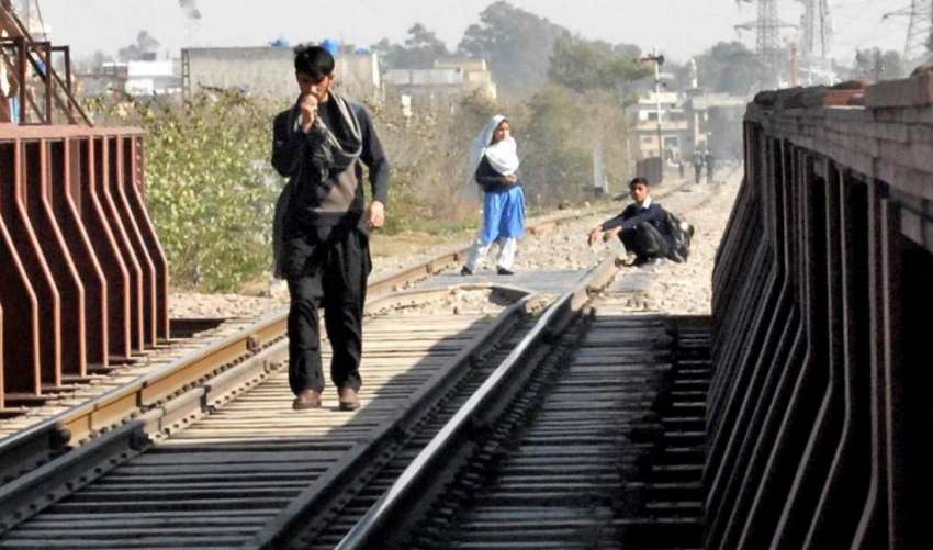 راولپنڈی: مریڑ ریلوے ٹریک پر سکول کا ایک بچہ ٹریک کے قریب ..